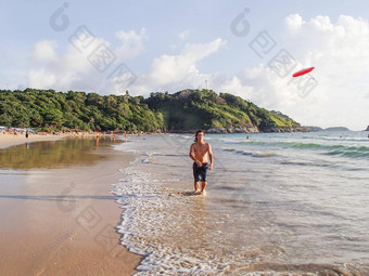 男人。玩飞盘奈低质粗支亚麻纱海滩普吉岛岛休闲活动在户外泰国