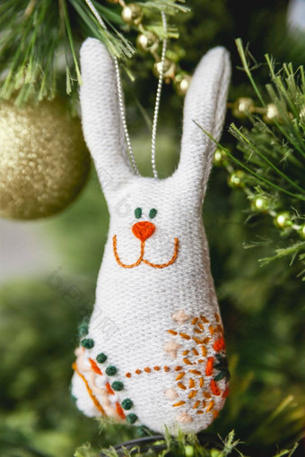 手使纺织兔子圣诞节树装饰绣花毛象征一年