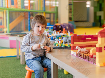 蹒跚学步的戏剧色彩斑斓的玩具块男孩数字玩具构造函数室内幼儿园托儿所在室内休闲活动孩子们
