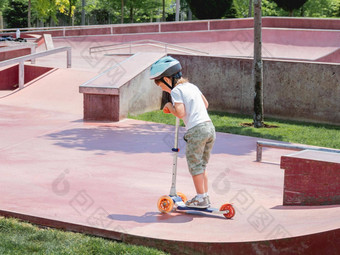 男孩游乐设施踢踏板车滑冰公园特殊的混凝土碗结构城市公园培训滑冰夏天