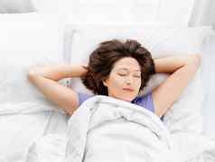 前视图高加索人女人睡觉床上健康的睡眠白色床上亚麻早....舒适的首页