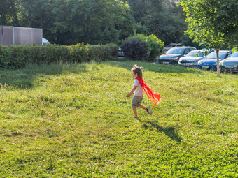 男孩玩超级英雄草坪上孩子手工制作的明亮的红色的斗篷户外<strong>角色扮演游戏</strong>服装玩阳光