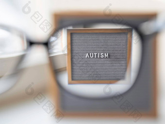 灰色letterboard词自闭症视图眼镜医疗诊断使童年画注意发展孩子们