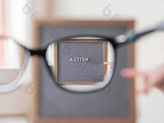 孩子点灰色letterboard词自闭症视图眼镜医疗诊断使童年画注意发展孩子们