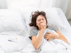 生病的女人咳嗽床上温度计药片白色床上亚麻早....首页冠状病毒科维德检疫隔离首页