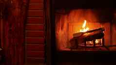 火砖壁炉柴火燃烧木燃烧的舒适的洛奇小屋