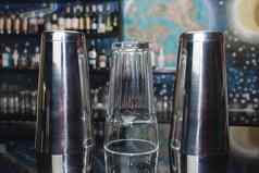 瓶酒吧仪器混合准备含酒精的鸡尾酒饮料玻璃酒吧计数器