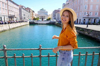 旅行者女孩站桥美丽的视图的里雅斯特城市意大利