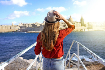 旅游欧洲回来视图旅行者女孩走楼梯享受视图瓦莱塔城市马耳他年轻的女旅游参观南部欧洲