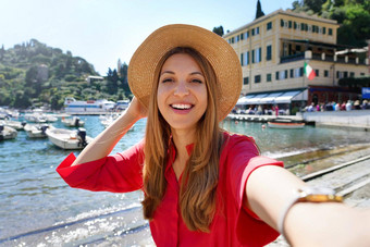 portofino旅游女孩采取自拍照片著名的奢侈品目的地欧洲旅游吸引力意大利年轻的女人假期