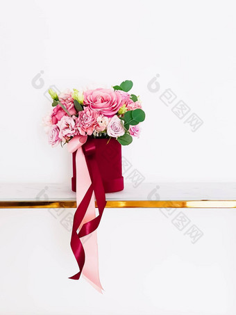 美丽的花束盛开的花红色的花盒子白色背景假期礼物奢侈品花设计