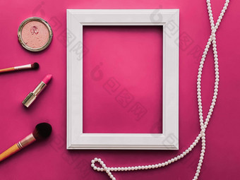 白色垂直艺术框架化妆产品珍珠珠宝粉红色的背景平铺设计艺术作品打印照片专辑