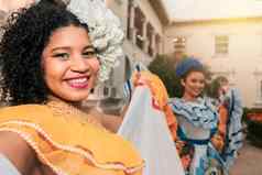 传统的舞者穿典型的服装尼加拉瓜微笑相机日落衣服类似的南美国中央美国