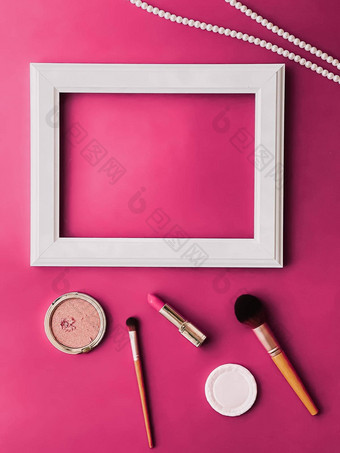 白色水平艺术框架化妆产品珍珠珠宝粉红色的背景平铺设计艺术作品打印照片专辑