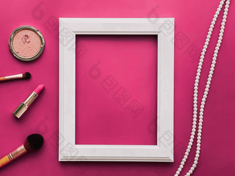 白色垂直艺术框架化妆产品珍珠珠宝粉红色的背景平铺设计艺术作品打印照片专辑