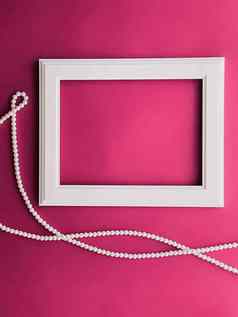 白色水平艺术框架珍珠珠宝粉红色的背景平铺设计艺术作品打印照片专辑