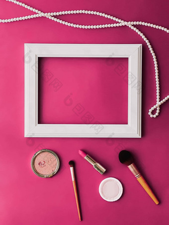 白色水平艺术框架<strong>化妆产品</strong>珍珠珠宝粉红色的背景平铺设计艺术作品打印照片专辑