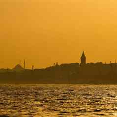 伊斯坦布尔美丽的轮廓横跨博斯普鲁斯海峡