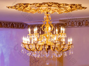 豪华的复古的吊灯金漩涡电光灯泡蜡烛大灯大公共大厅成形风格