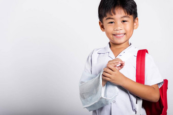 亚洲学生孩子男孩穿学生泰国统一的事故破碎的骨穿夹板手臂石膏玻璃纤维投覆盖手臂投