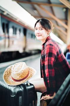 夏天放松假期旅行肖像可爱的亚洲女孩显示微笑等待火车站夏天旅行