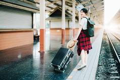 夏天放松假期旅行肖像可爱的亚洲女孩显示微笑显示快乐等待火车站夏天旅行