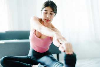 压力救援肌肉放松呼吸练习锻炼冥想肖像年轻的亚洲女人放松身体办公室工作练习瑜伽看在线教程