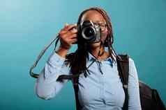 专业摄影师拍摄现代设备采取图片相机蓝色的背景