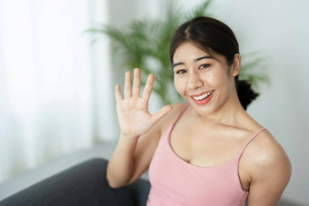 压力救援肌肉放松呼吸练习锻炼冥想肖像年轻的亚洲女人放松身体办公室工作练习瑜伽看在线教程