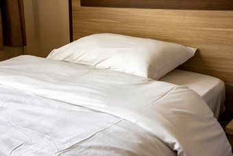 软枕头舒适的木床上卧室室内