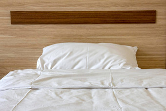 软枕头舒适的木床上卧室室内前面视图