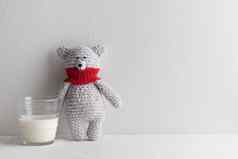 用钩针编织针织可爱的泰迪熊玻璃牛奶