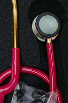 医疗听诊器红色的医疗听诊器概念医疗保健
