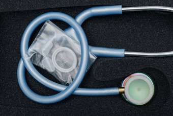 医疗听诊器蓝色的医疗听诊器概念医疗保健