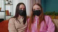 女孩朋友兄弟姐妹家庭穿脸医疗面具防止呼吸感染冠状病毒