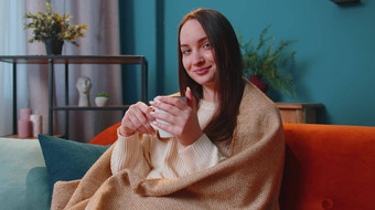 肖像微笑年轻的成人女人温暖的白色毛衣喝热饮料杯子放松首页