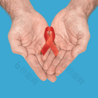 红色的意识丝带弓男人帮助手孤立的蓝色的背景艾滋病毒艾滋病世界一天社会生活问题概念艾滋病慈善机构基金概念医疗保健医学概念