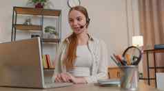 女人自由穿耳机使视频调用教学辅导会说话的移动PC首页办公室