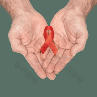 红色的意识丝带弓男人帮助手孤立的绿色背景<strong>艾滋病</strong>毒<strong>艾滋病</strong>世界一天社会生活问题概念<strong>艾滋病</strong>慈善机构基金概念医疗保健医学概念