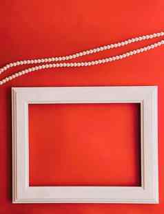 白色水平艺术框架珍珠珠宝橙色背景平铺设计艺术作品打印照片专辑