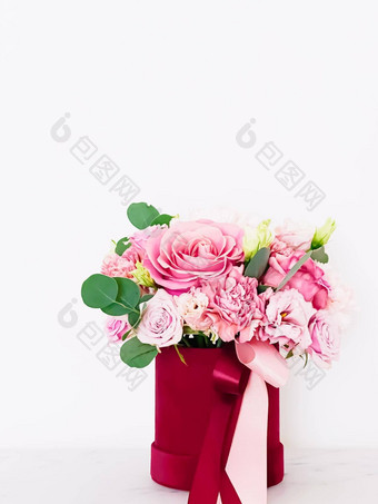 美丽的花束盛开的花红色的花盒子白色背景假期礼物奢侈品花设计