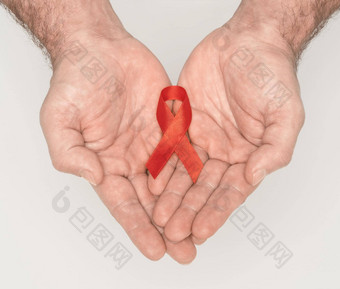 红色的意识丝带弓男人帮助手孤立的白色背景<strong>艾滋</strong>病毒<strong>艾滋</strong>病世界一天社会生活问题概念医疗保健医学概念<strong>艾滋</strong>病慈善机构基金概念