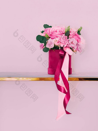美丽的花束盛开的花花盒子粉红色的背景假期礼物奢侈品花设计