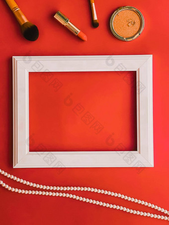 白色水平艺术框架化妆产品珍珠珠宝橙色背景平铺设计艺术作品打印照片专辑