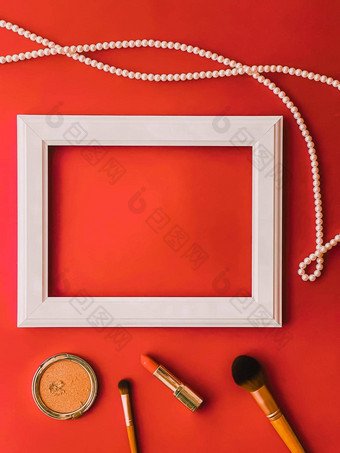 白色水平艺术框架化妆产品珍珠珠宝橙色背景平铺设计艺术作品打印照片专辑