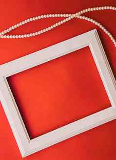白色水平艺术框架珍珠珠宝橙色背景平铺设计艺术作品打印照片专辑