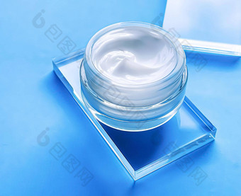 脸奶油保湿霜Jar<strong>玻璃</strong>蓝色的背景美产品护肤品化妆品科学