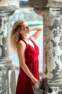 户外肖像年轻的美丽的自然红色头发的人女孩雀斑长卷曲的头发红色的衣服摆姿势背景海