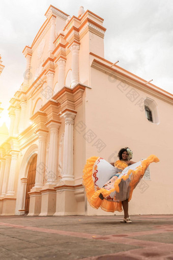 垂直照片卷发混血儿传统的舞者典型的<strong>尼加拉瓜</strong>服装跳舞大教堂利昂<strong>尼加拉瓜</strong>庆祝独立庆祝活动