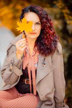 美丽的女孩走在户外秋天微笑女孩收集黄色的叶子秋天年轻的女人享受秋天天气